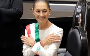 Claudia Shienbaum Pardo portando la banda presidencial / Ariel Ojeda
