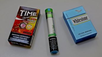 Pese a que representan un riesgo a la salud, los consumidores consumen cigarros piratas y vapeadores por su bajo costo | Melanie Torres