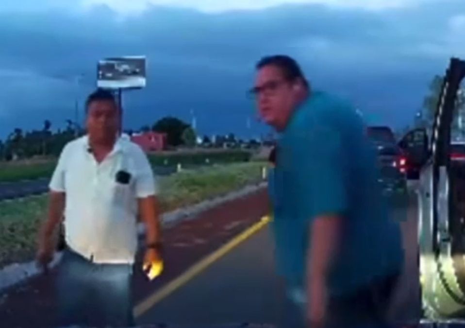 Dos camionetas, Suburban y RAM, cierran el paso a auto familiar; hombres armados bajan a amenazarlos en plena autopista / Cortesía