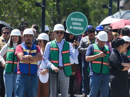 Protección Civil usa chalecos de colores dependiendo del tipo de emergencia que atienden durante un sismo | Cuartoscuro