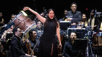 Ximena Sariñana interpreto un clásico de la música en inglés en el Zócalo de CdMx | Armando Martínez