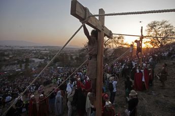 La representación de la pasión de cristo es una escena común en distintos estados del país durante la Semana Santa / Agencia Cuartoscuro