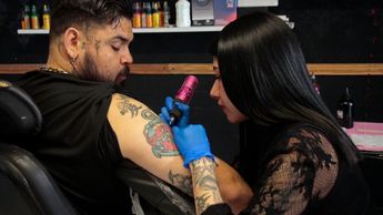 A sus 23 años, Daniela consolidó un estudio junto a otros tatuadores en la junta auxiliar de San Pablo Xochimehuacan | Melanie Torres