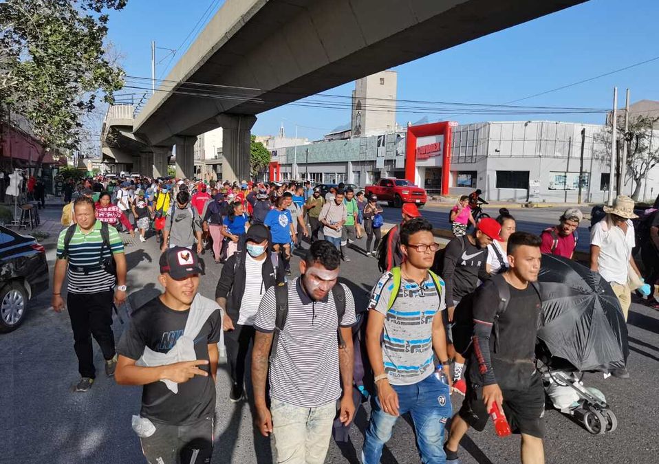 Migrantes dejan Central de Autobuses de Monterrey; caminan a Coahuila / Alexandra Amao