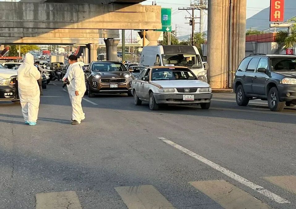 Asesinan a balazos a dos hombres al exterior de una base de taxis en Monterrey