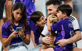 Messi con sus hijos besando la Copa/ EFE