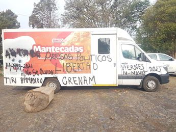Camión presuntamente vandalizado por miembros de la Escuela Vasco de Quiroga. | Foto: Luis R Loan vía Facebook.
