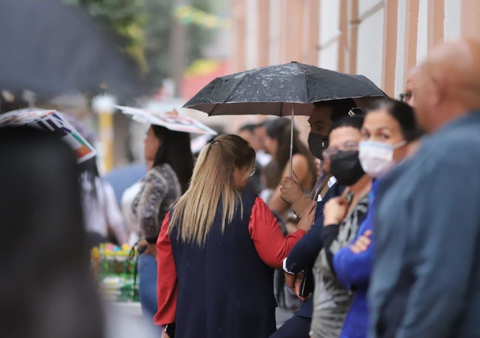 En La Laguna, ligera lluvia sorprende a ciudadanos