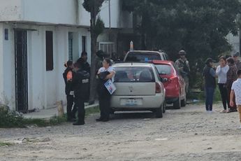 Vecinos y policías se reunieron cerca del domicilio de la mujer asesinada / Agencia Es Imagen