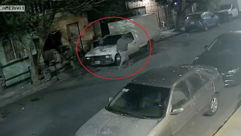 Hombre roba batería de una camioneta en menos de un minuto, en Monterrey