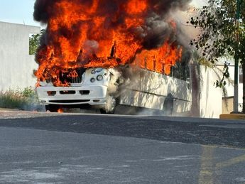 El camión ardió a unos cuentos metros del Club Britania de la ciudad de Xalapa / Especial
