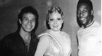 Pelé junto a sus compañeros actores en la novela "Los extraños"