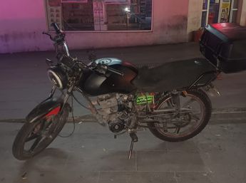Motocicleta con placas "colgadas". | Cortesía