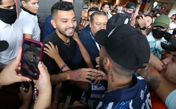 Jesús Corona atendiendo a los aficionados que lo recibieron en el Aeropuerto Internacional de Monterrey / Raúl Palacios