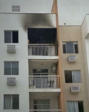 Edificio habitacional afectado por el fuego. | Especial