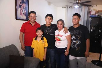 José Alejandro en compañía de tres de sus cuatro hijos y su esposa. | Luis Guerra