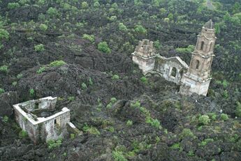 Vista aérea del ex poblado San Juan Parangaricutiro y la iglesia del Señor de los Milagros. | Archivo