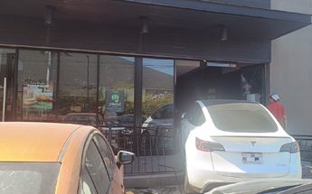 El auto de lujo Tesla quedó impactado contra el inmueble. | Especial