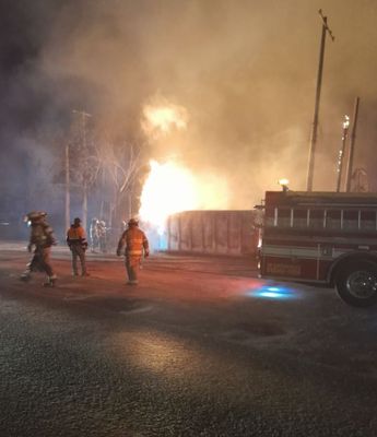 El incendio provocó el cierre total de la avenida en dicho tramo. | Cortesía