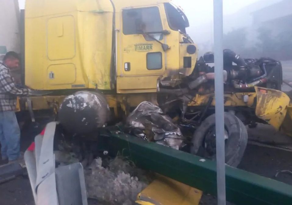 Tráiler se impacta contra señalamiento en la carretera libre a Reynosa