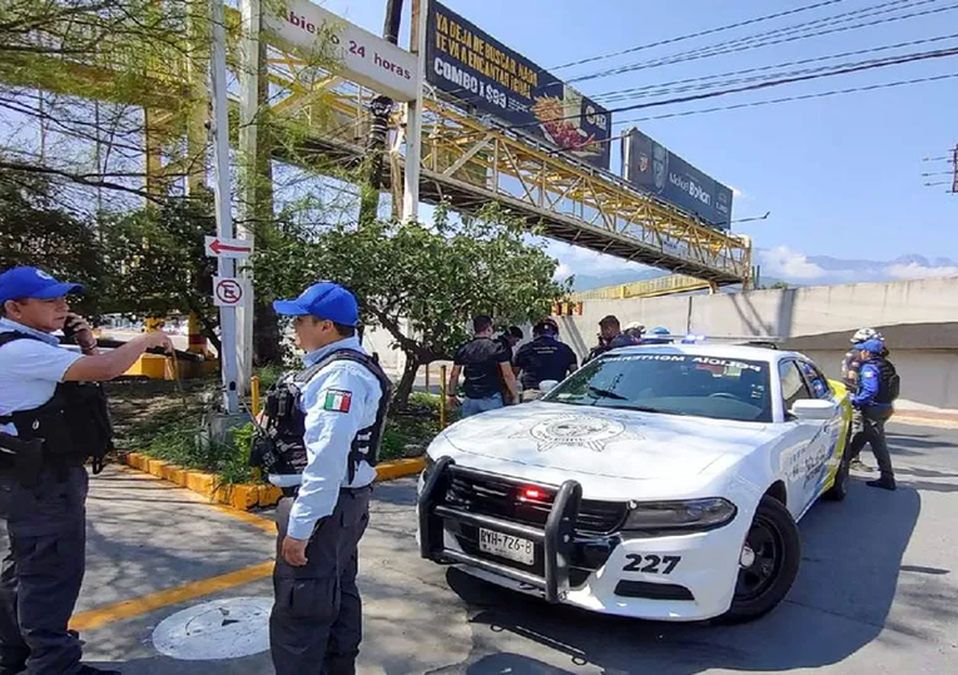 Hombre sube a barandal de puente y provoca movilización en NL; quería poner una manta