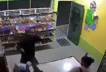 Mujeres frustran asalto en panadería | Captura de pantalla