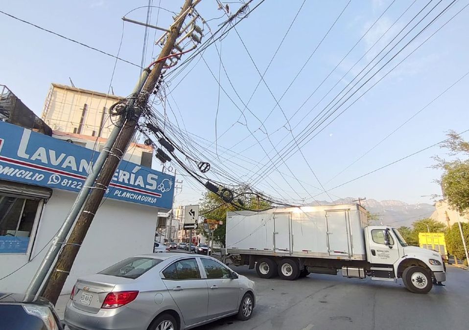 Camión de carga derriba cableado en la colonia Alta Vista. | Agustín Martínez