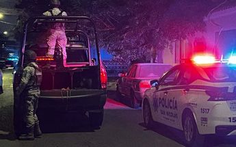Paramédicos de la Cruz Roja confirmaron la muerte de la mujer en San Nicolás. | Edgar Plata