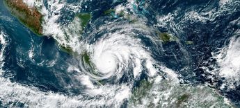 Los huracanes se forman en los oceános tropicales y toman la forma de un espiral.