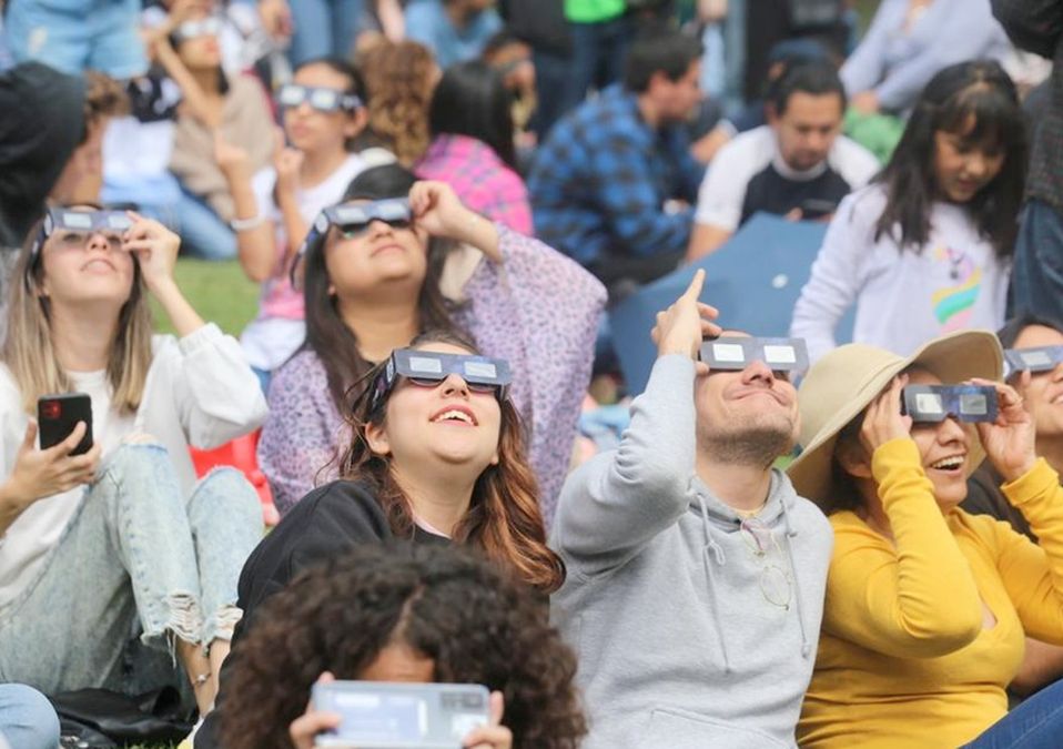 Más de 70 mil personas se reunieron en Las Islas de CU para ver el eclipse / Jorge Carballo