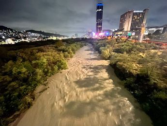 Cauce del Río Santa Catarina la noche del miércoles 19 de junio. | Jorge López