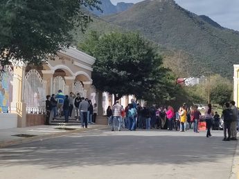 Padres de familia y alumnos afuera del CIDEB. | Agustín Martínez