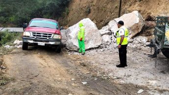 Varios tramos carreteros fueron afectados por deslaves ocasionados por las lluvias en Oaxaca