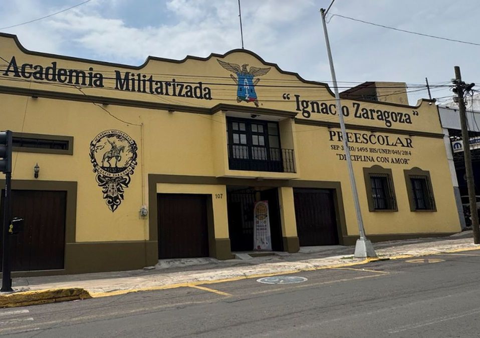 Fachada de la Academia Militarizada Ignacio Zaragoza en el Centro Histórico de Puebla / Agencia Es Imagen