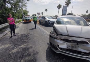 Algunos de los vehículos afectados por el derrame del aceite sobre la avenida Pablo Livas. | Agustín Martínez
