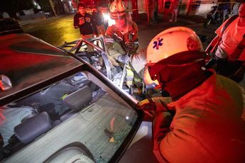 Elementos de Protección Civil y Bomberos usando la prensa hidráulica para liberar a las pasajeras | Telediario