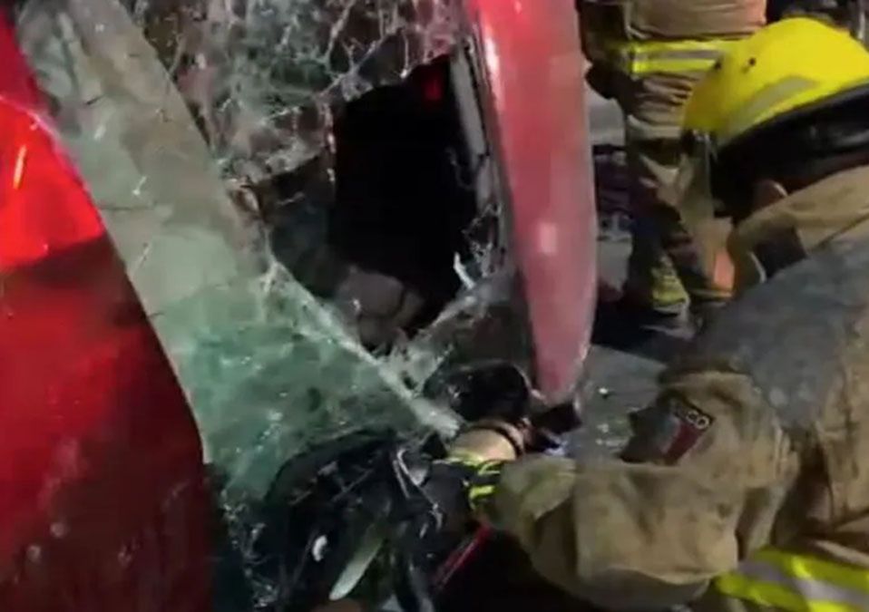 Liberan a conductor atrapado en auto tras volcadura en avenida Gonzalitos