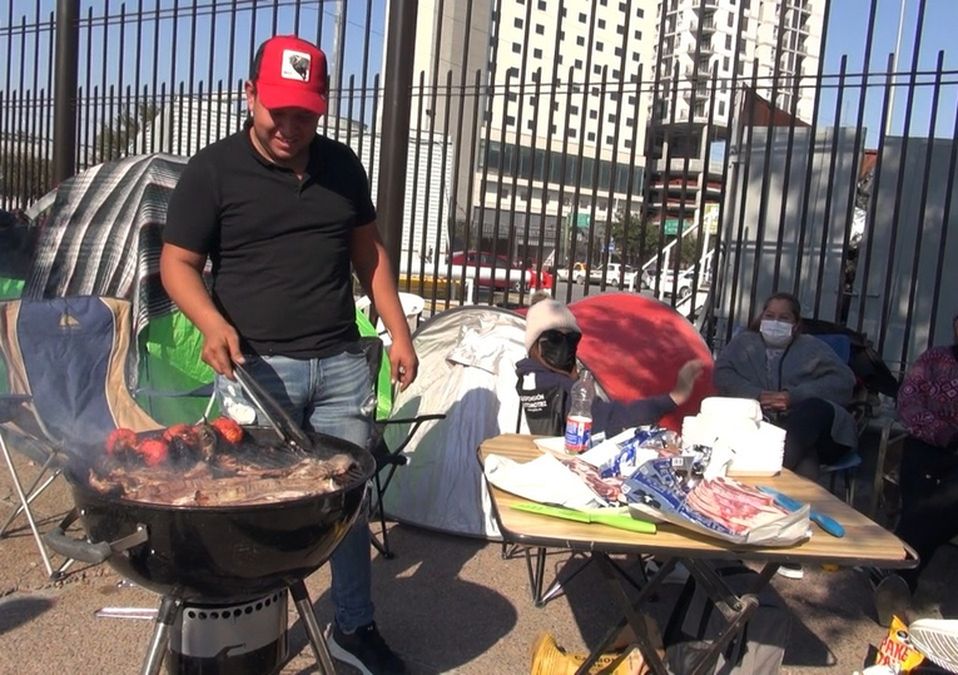 Fans de Bad Bunny arman la carnita asada afuera de la Arena Monterrey / Ileana González