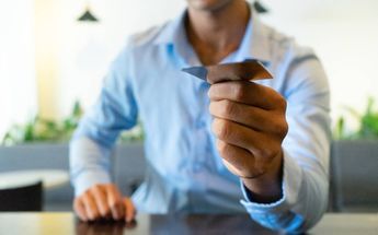 Las comisioens que cobran los bancos por retiro con tarjeta dependen de la competencia / Freepik
