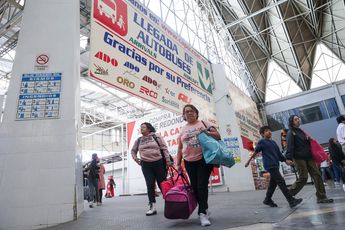 Usuarios han esperado por horas en la CAPU el viaje hacia Ciudad de México tras el cierre de la autopista México-Puebla / Agencia Es Imagen