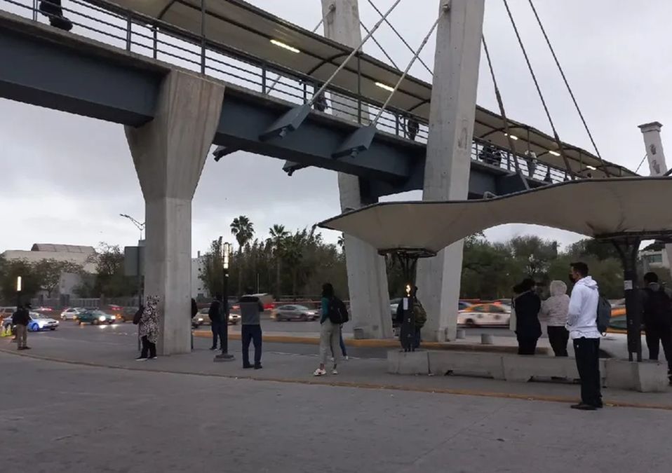 Regresan a clases en la UANL; incrementa tráfico y saturación del transporte público