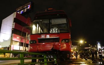 Conductor de metrobús se queda dormido y choca | Enrique Luna