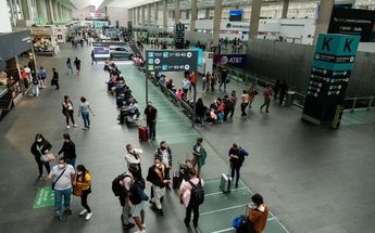 Policía regresa dinero a pasajera en el AICM / Cuartoscuro