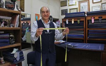 El señor Ricardo continúa confeccionando trajes en su negocio ubicado en la avenida Juan de Palafox y Mendoza 1406 | Melanie Torres