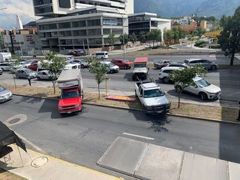 Bloquean con camionetas Carretera Nacional por falta de agua en sur de Monterrey / Pedro Delgado