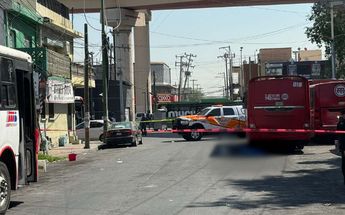 La calle Ramón Treviño fue cerrada entre la calle Joaquín G Leal y la avenida Félix U Gómez por el hecho. | Martín Ocañas