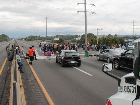 Manifestantes bloqueando la autopista México-Puebla a la altura de Xoxtla | Es Imagen | Archivo