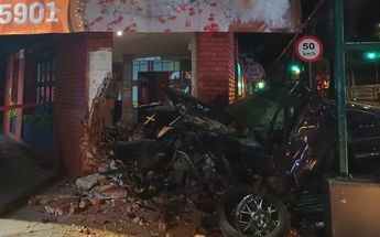 Auto choca contra restaurante en la Roma Norte / Enrique Luna