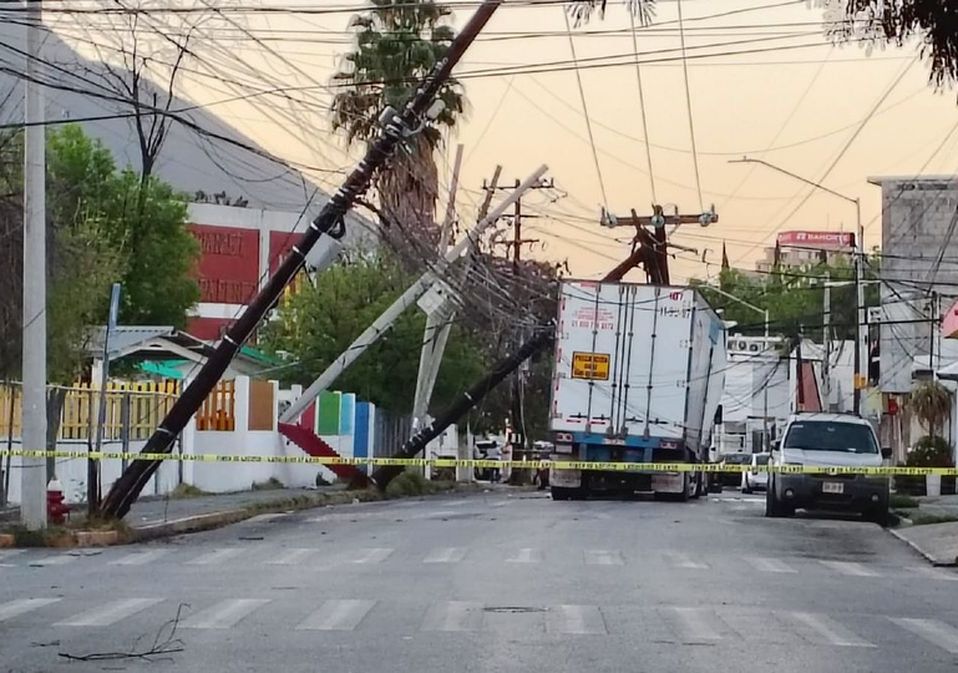 Los vecinos de la colonia Jardín Español relataron que es común los accidentes de tráileres en la zona. | Agustín Martínez