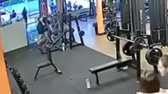 Hombre asesina a cuchilladas al nuevo novio de su ex dentro de un gimnasio; cámaras de seguridad captan el momento